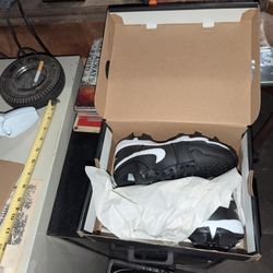 NIKE AIR JORDAN LOW YOUTH CLEAT 2Y NEW