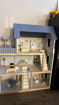 Kids wooden dollhouse