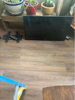 34” Samsung TV with remote & wall mount