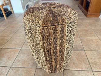 Large Lidded Octogonal Seagrass Laundry/Storage Basket
