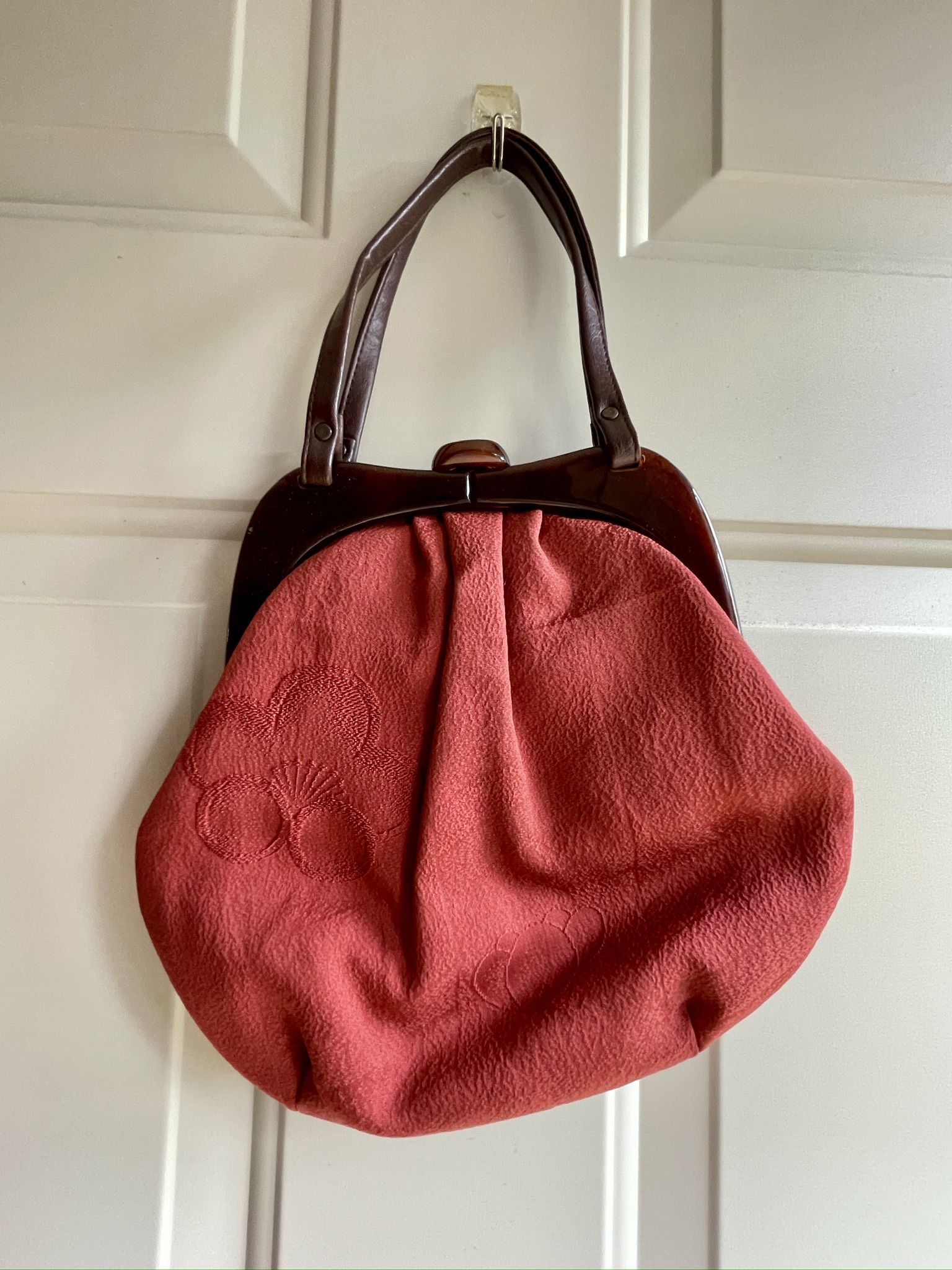 Vintage clam shell closing purse