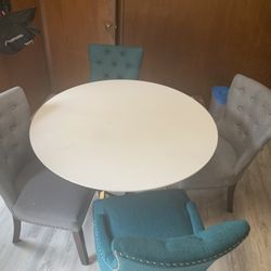 White Table Does Not Come With Chairs 