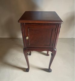 Beautiful Mahogany Nightstand with Queen Anne Style Cabriole Legs - 15x15x27 ½”