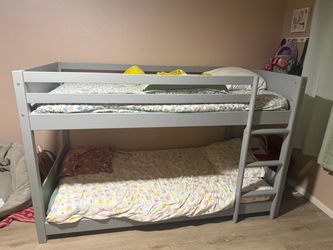 Twin bunk beds