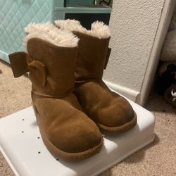 USED UGG BOOTS KID SIZE