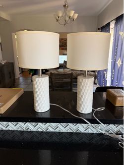 2 table lamps