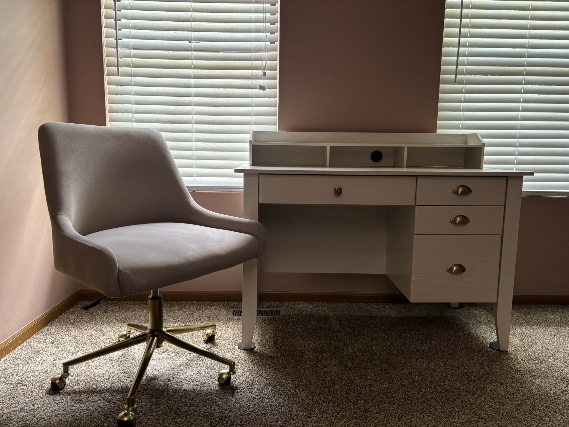 White Desk And Gray Chair 