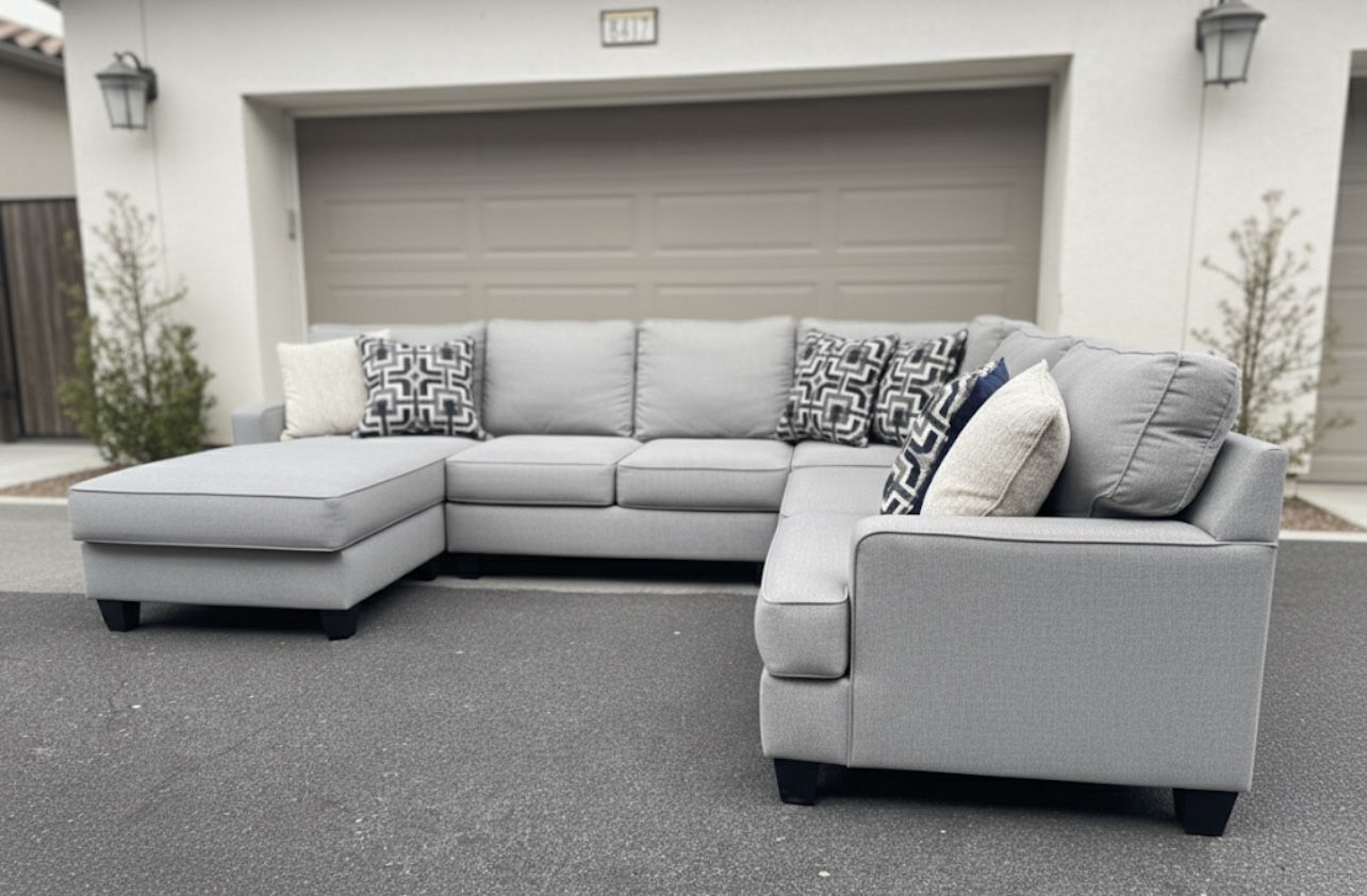 Huge Light Grey Sectional Couch From Mor Furniture In Excellent Condition - FREE DELIVERY 🚛