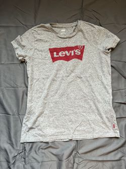 Women’s Levi Shirt Medium 