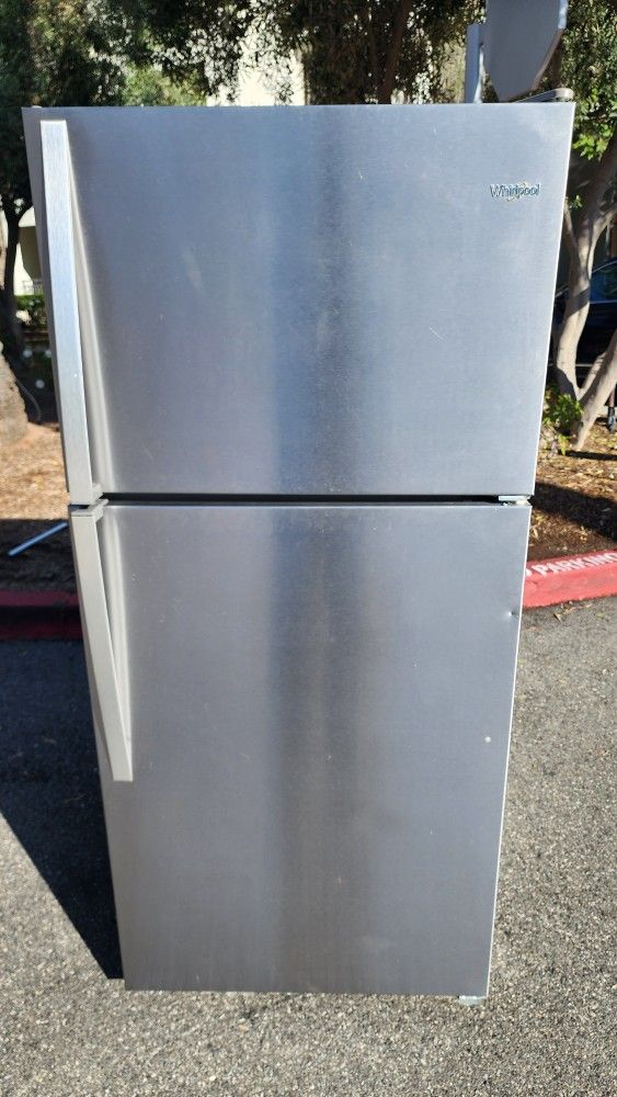 Precioso Refrigerador Whirlpool Seminuevo Tiene Maquina Para Hacer Hielo Un Año De Uso Listo Para Usar Super Limpio Lo Tengo Conectado $300