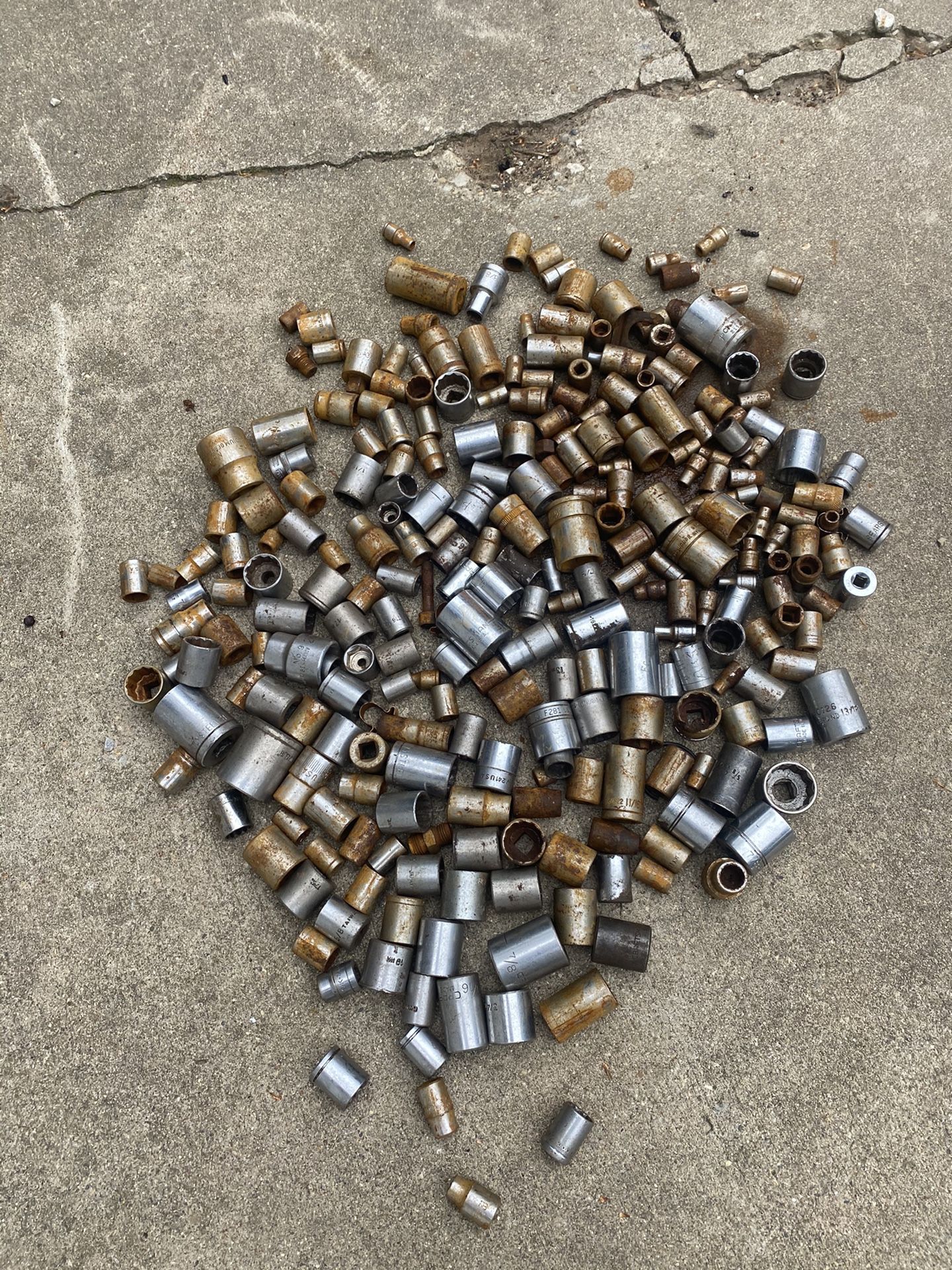 Random sockets and rachets
