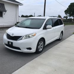 2013,TOYOTA SIENNA LE