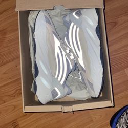 Yeezy 700 Cream ( Size 9)