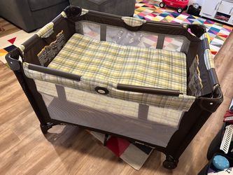 Graco Pack and Play with infant insert