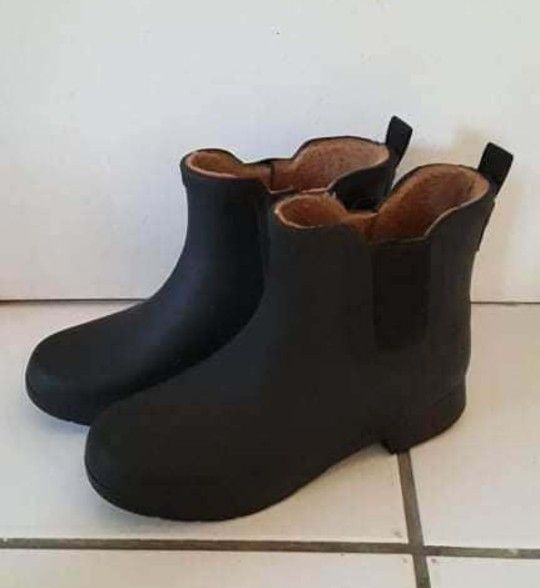 Chooka black rubber ankle height rubber rain boots size 7 ladies $20 FIRM