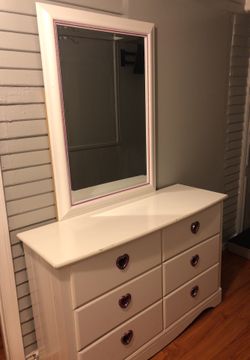 White dresser/ mirror