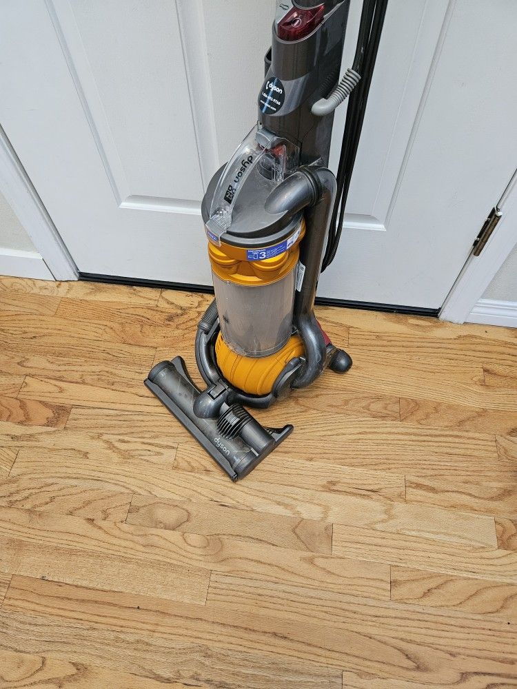 New Cond DYSON DC25 VACUUM WITH ATTACHMENT. AMAZING POWER SUCTION. , WORKS EXCELLENT. IN THE BOX