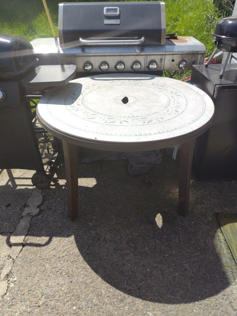 Medium Sized Out Door Round Table Great For Family Events & Bbqs