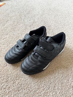 Turf soccer shoes kids size 13, like new condition