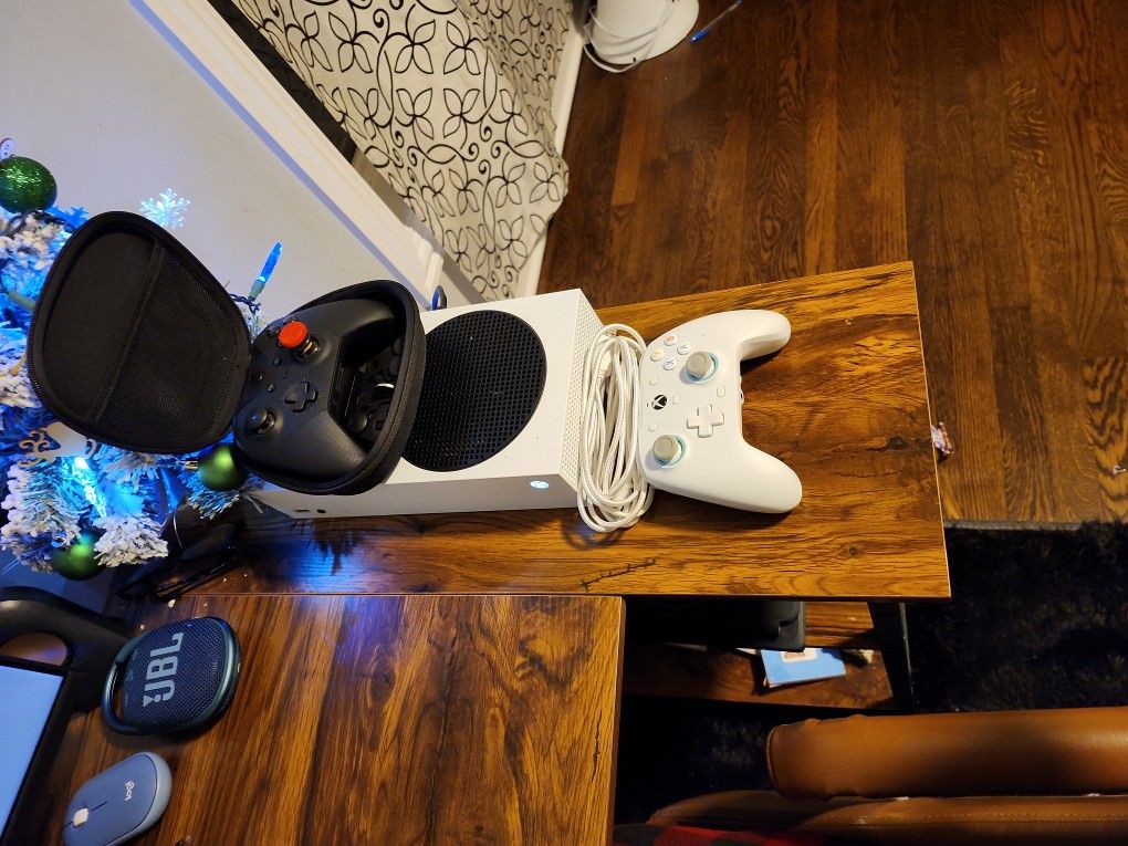 Xbox series S With 2 Controllers