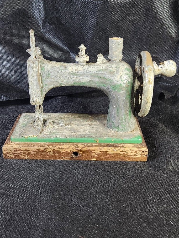 Vintage Antique Miniature Sewing Machine Display Piece