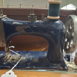 VINTAGE SEWING MACHINE