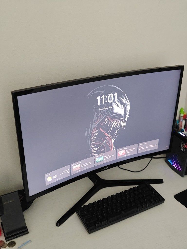 Monitor & Mini Gaming PC