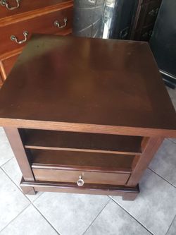 Se Vende mesita de centro con un cajon Medidas 24×24× 24 de altura $ 21