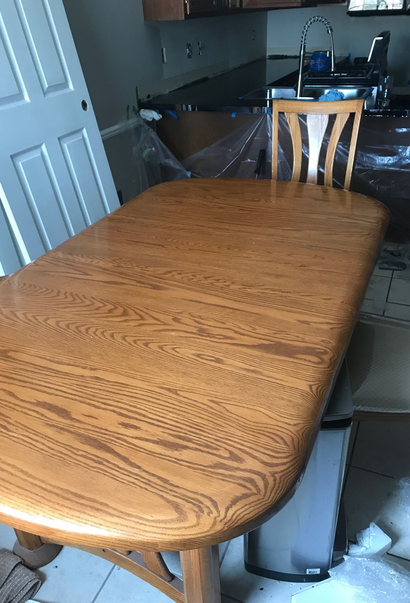 Kitchen table solid Oak. Amish made. 2 leafs and 6 chairs.