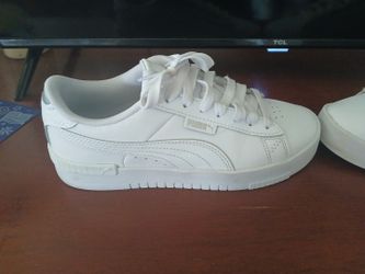 Pumas Size 7 Womens