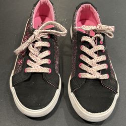 Girls Size 2 Juicy Couture Tennis Shoes Black With Pink Detailing/Sparkles. Good condition with the exception of missing the crown logo on the heel of