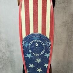 Skateboard - Free delivery - NEW