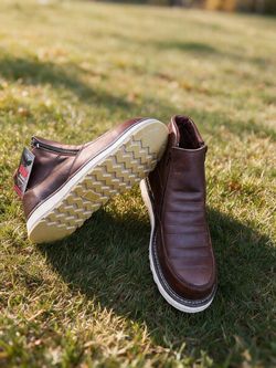 Durable and comfortable steel toe boot with zipper