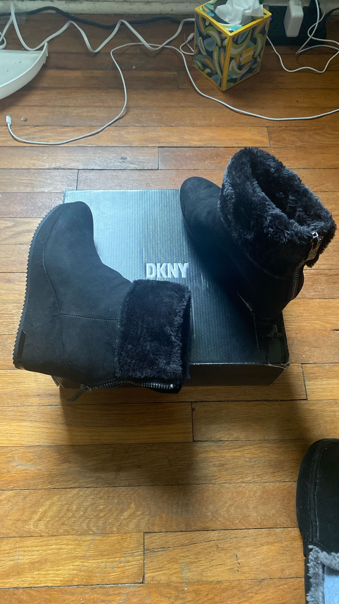 DKNY WOMENS NADRA WEDGE BOOTIE SIZE 9