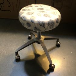 Mid-century, reupholstered, rolling stool solid.  Spin for Adjustable height👍🏻 Seat color can be reupholster easily 😊