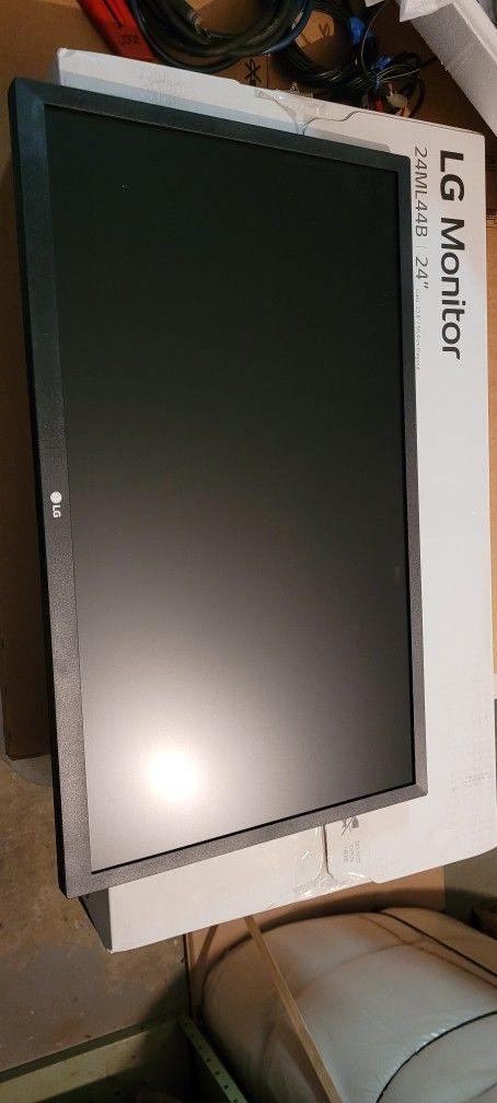 LG 24 BLACK MONITOR