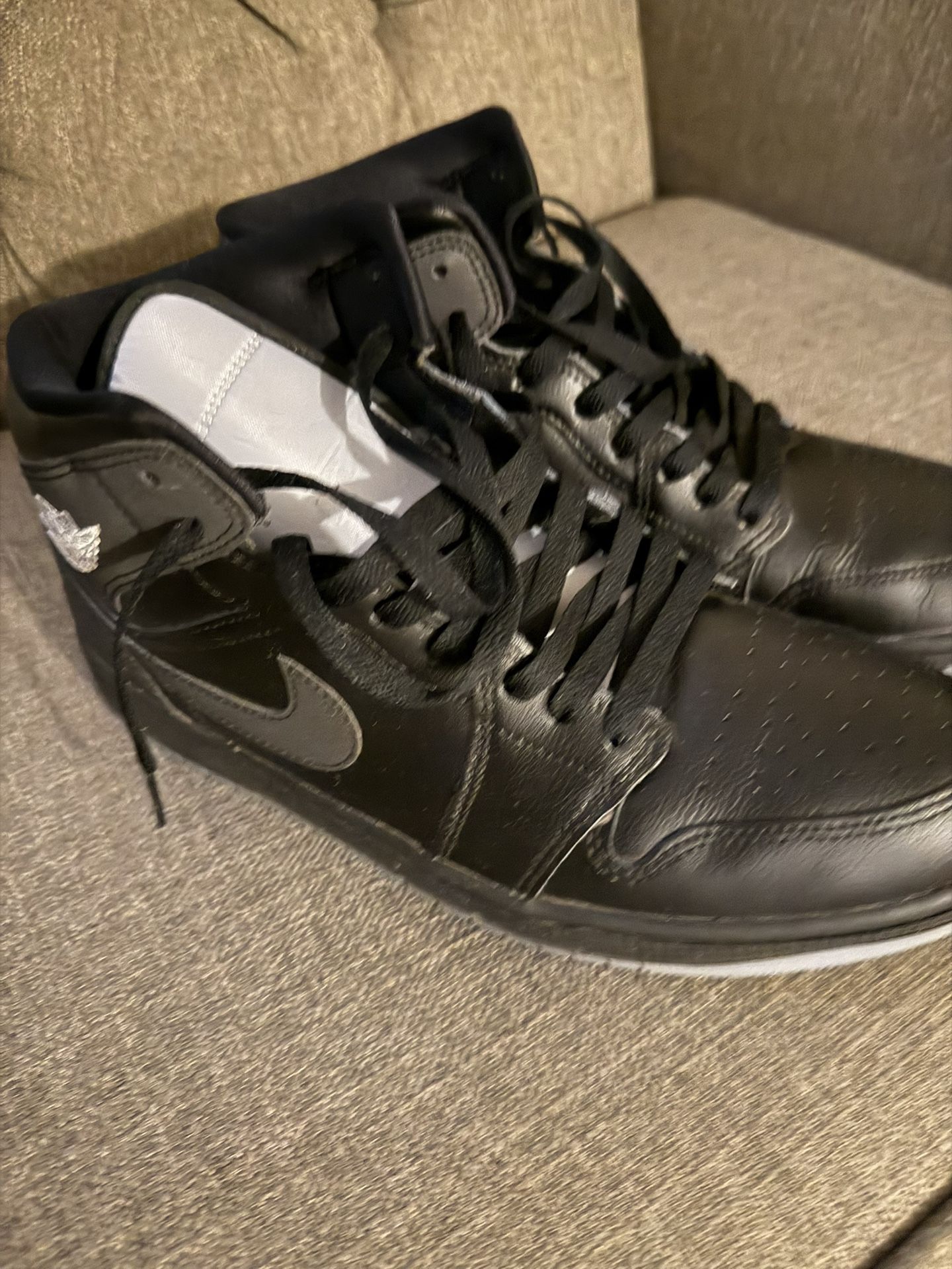 Jordan 1 Mid Black 