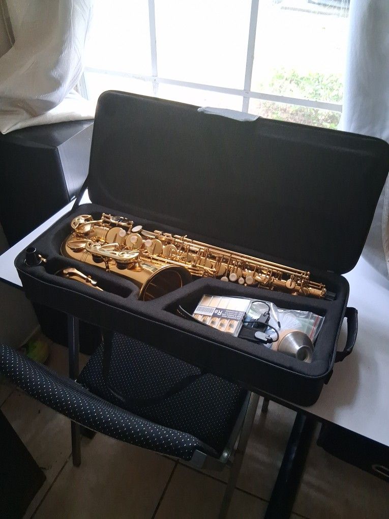 Sax Alto  Include Case And Mouthpiece, Good For Students. 