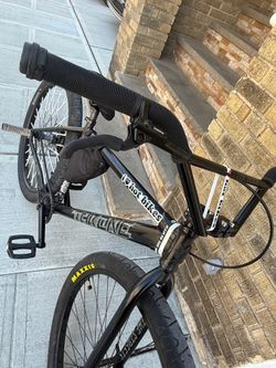 Throne Shadow 29-inch bike in black and gray.