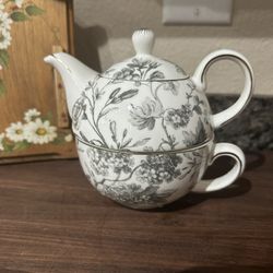 Stackable floral teacup/teapot