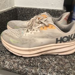 Woman’s Tennis Shoes Size 9.5 Good Condition 