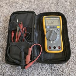 Fluke 115 True RMS Digital Multimeter + Case