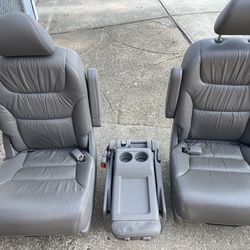 Free 2005 Honda Odyssey 2nd row seats