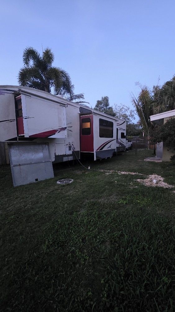 40 Foot Fuzion Toy Hauler Trailer RV