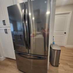 Like New 28 Cu Ft LG FRIDGE/ANTI FINGER PRINT. PAID $1600, SALE FOR $950.