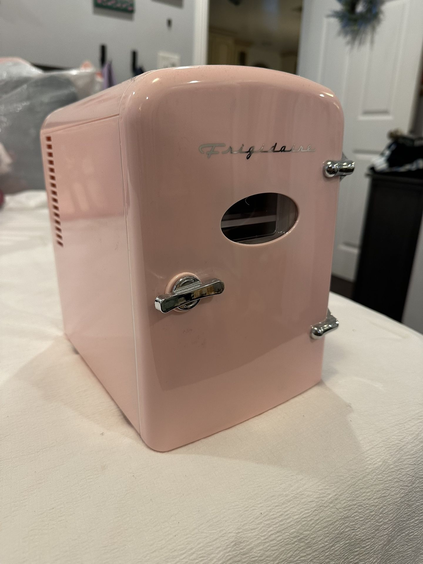 Frigidaire mini Fridge (pastel pink)