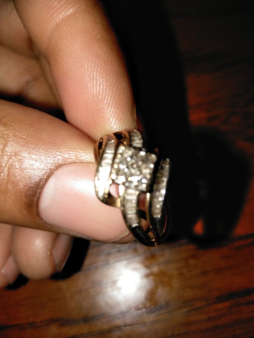 10k Sun diamond ring size 7-8