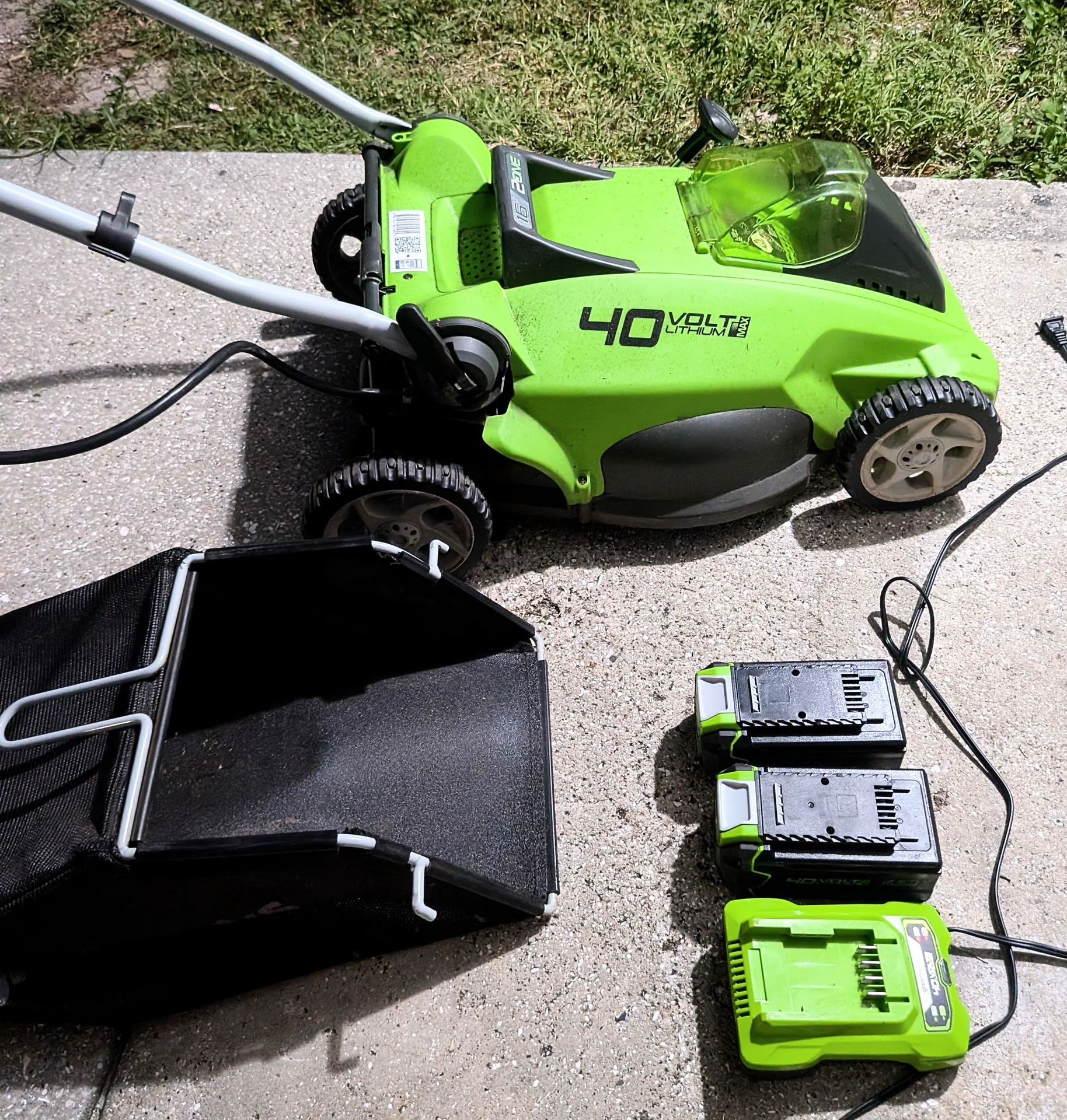 Lawn mower with two batteries (1 extra battery), charger and bag.... excellent...