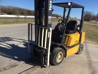 Forklift Yale 5000 lbs triple stage Side shift off road tires
