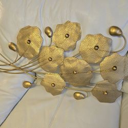 WALL HANGING GOLD METAL LEAVES FLOWERS CURVED STEMS WALL DECOR (31"×16")